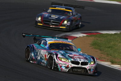 【SUPER GT 第2戦】GT300…最後まで15秒差に5台の激戦を勝ち抜き、初音ミクZ4が連勝 画像