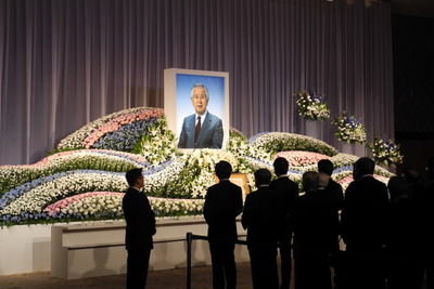 マツダ山崎芳樹元社長お別れの会に900人 画像