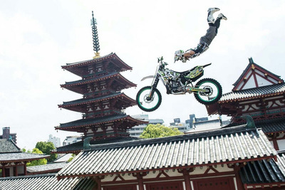 FMX世界大会、5月24日・25日大阪で開催…決戦を前に四天王寺で大ジャンプ披露 画像
