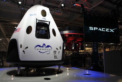 スペースX、有人宇宙船『ドラゴン V2』試作機を公開 画像