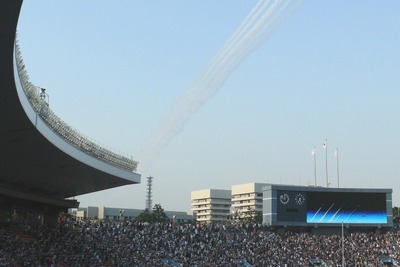 ブルーインパルス、国立競技場上空から3万6000人を魅了 画像