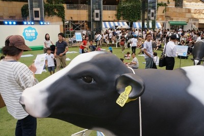 カクテル？ワイン？…いや、六本木には牛乳が似合う！ 画像