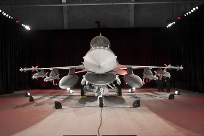 ロッキード・マーティン、イラク空軍向けF-16初号機を納入 画像