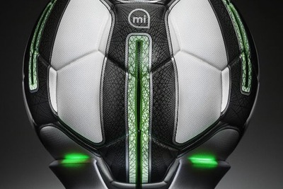 蹴られた軌跡まで記憶…頭脳を持ったサッカーボール 画像