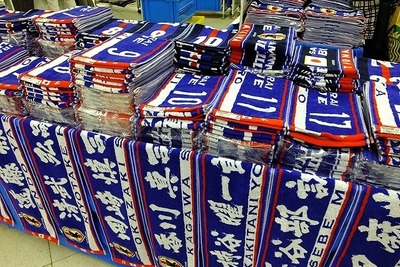 東京駅「動輪の広場」がサムライブルーに……サッカーW杯グッズ即売所出現 画像