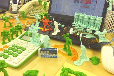 オフィスが戦場に!? 「1年戦争」をデスクトップで再現できるフィギュアが好評 画像