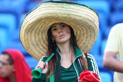 頂点へ！母国をひたむきに応援する美女サポーター 画像