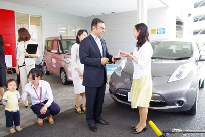 日産 ゴーン社長、“女性にやさしいディーラー店舗”視察…「明るく安心できる空間」 画像