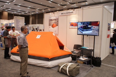 【震災対策技術展 大阪】防弾チョッキを着たゴムボート…藤倉ゴムが展示 画像