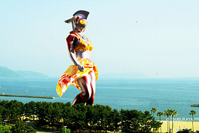 ビキニ姿で大開脚！ウルトラの母がなぜか“美魔女”化 画像