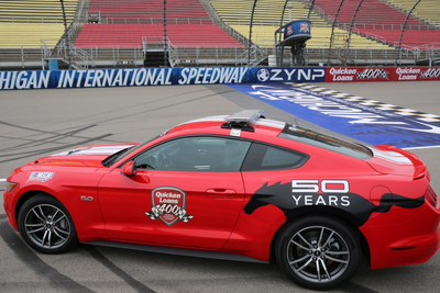 フォード マスタング 新型、ペースカーが登場…NASCARを先導 画像