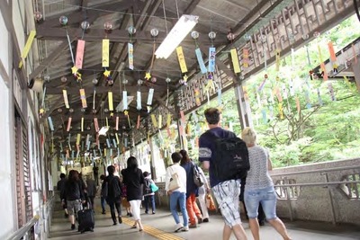 南海、今夏も極楽橋駅に「風鈴トンネル」設置 画像