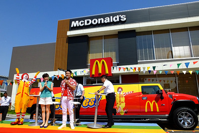 マクドナルド、夏の全国キャラバン用「マックFesバス」公開…ハマーH2リムジン使用［写真蔵］ 画像