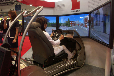 【東京モーターショー05】3面ワイドスクリーンで最新型シートベルトを体感 画像