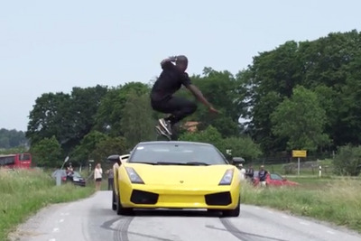 高速走行するガヤルドを、超人的ジャンプで飛び越える［動画］ 画像