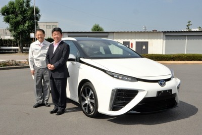 茂木経済産業大臣、トヨタのテストコースでFCVを試乗 画像