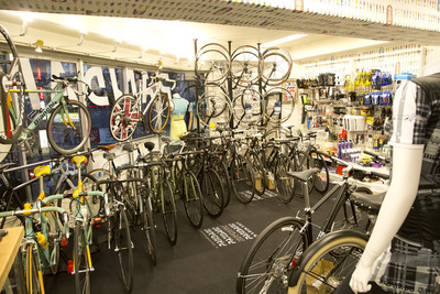 時代遅れと言われようとも、スチール製しか置かない自転車店 画像