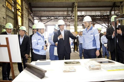 安倍首相、新日鉄住金・八幡製鉄所の「明治日本の産業革命遺産」を視察 画像