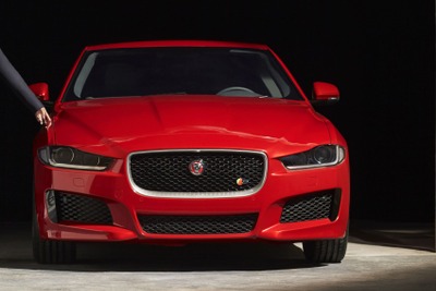 ジャガーの Cクラス、3シリーズ 対抗作「XE」…実車のフロントマスクが見えた 画像