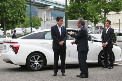 安倍首相、トヨタFCVに試乗「政府として水素インフラの普及に貢献していきたい」 画像