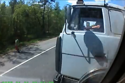 ロシアでトラック事故、車載カメラが捉えた瞬間映像［動画］ 画像