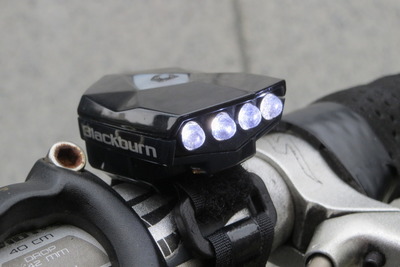 発電、電池交換不要のUSB充電式LEDライトで快適ライド 画像
