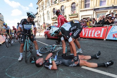 優勝候補にリタイヤ続々…大荒れの自転車ロードレース 画像