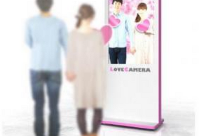 電子看板の前で、ふたりの仲良し写真が撮れる「LoveCamera」 画像