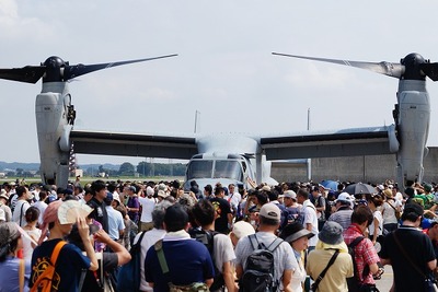 横田基地日米友好祭、オスプレイの機内や操縦席も公開 画像