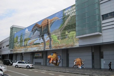 福井駅西口に恐竜出現…来年3月から壁画設置 画像