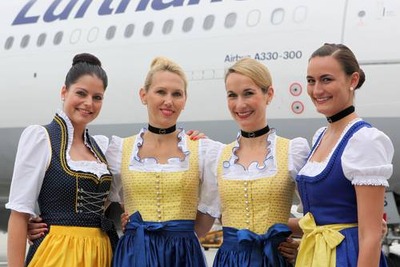 ルフトハンザドイツ航空の客室乗務員、ビールの祭典にちなんだ民族衣装を着用 画像