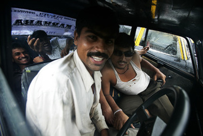 タクシー不足のムンバイ、市外からの許可書転売に懸念 画像