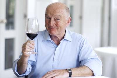 シンガポール航空、ワインコンサルタントの新メンバーを発表…ワイン評論家のオズ・クラーク氏 画像