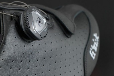 ダイヤルを回すことで絶妙なフィット感に調整できる自転車用シューズ 画像