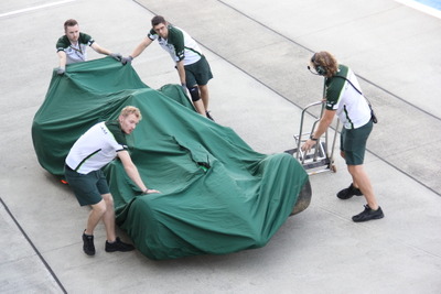 【F1 日本GP】クラッシュで初日終えた可夢偉「明日の短い時間で何とかしたい」 画像