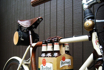 オシャレなレザーストラップで運べば“配達中”に間違われない 画像