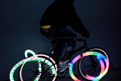 夜のライドが楽しみになるホイールライト…連続使用は約40時間 画像