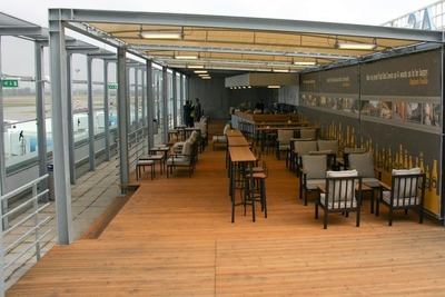 ハンガリーのブダペスト国際空港、屋上バーがオープン…ワインやビールを用意 画像