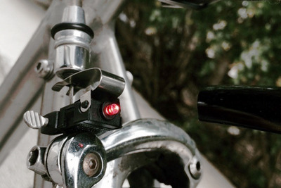 手信号が出せないような緊急時に役立つ、自転車用のブレーキランプ 画像