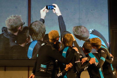 【ジャパンカップ14】スカイで流行中　選手たちは舞台に立つと必ずセルフィー 画像