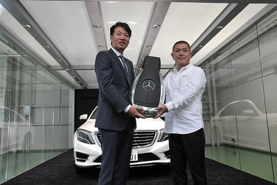 メルセデスベンツ、豊橋新車整備センター新設の「デリバリーコーナー」で1号車を納車 画像