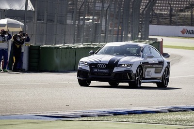 アウディ RS7 自動運転車、サーキット高速デモ走行に成功 画像