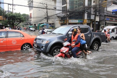 バンコクで大雨、アソークなどで洪水［写真12枚］ 画像