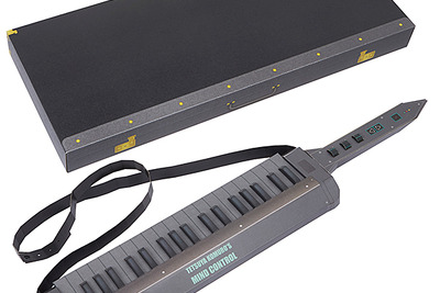 小室哲哉のショルダーキーボードをペーパークラフトで再現 画像