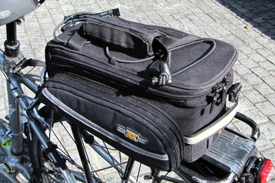 ゴムロープが襲いかかる！…自転車乗車時、荷物をどう運ぶ？ 画像