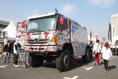 【モータースポーツジャパン14】ダカール仕様のトラックの荷台、何が積まれている？ 画像