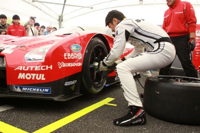 【モータースポーツジャパン14】もうタイヤ交換が遅いなんて言いません…日産のピットワークシミュレーション 画像