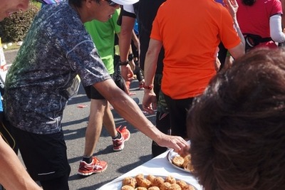 ”たこ焼き”に”ラッキョ”まで、くいだおれの街がランナーをおもてなし 画像