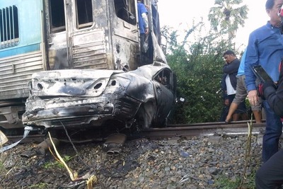 タイ中部で踏切事故、乗用車炎上で2人死亡 画像