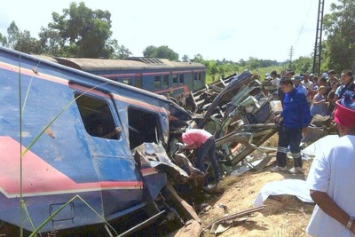 タイ東北で列車がトラックに衝突・脱線…4人死亡 画像